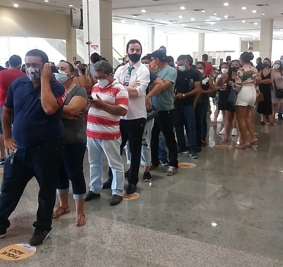 Profissionais da saúde aguardam vacinação sem distanciamento de segurança em Fortaleza — Foto: Arquivo pessoal