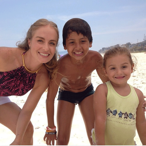 Angélica com os filhos de Mário Frias na praia (Foto: Reprodução - Instagram)