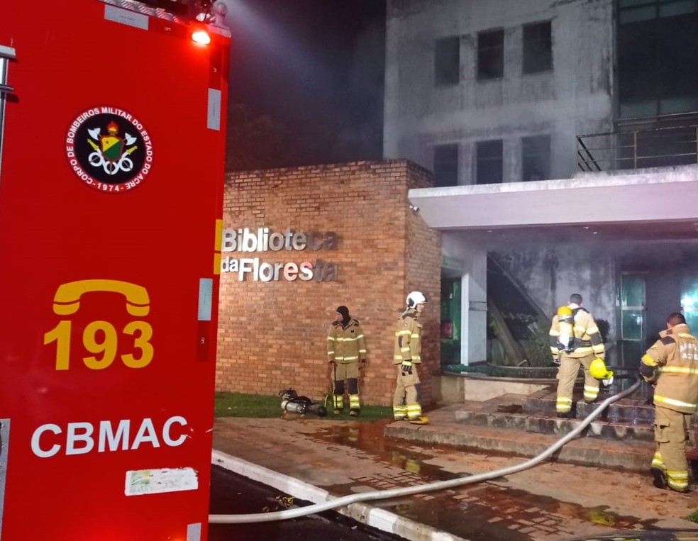 Biblioteca da Floresta sofreu incêndio em maio deste ano — Foto: Arquivo/Bombeiros