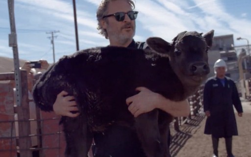Joaquin Phoenix salva vaca e bezerro de matadouro; vídeo