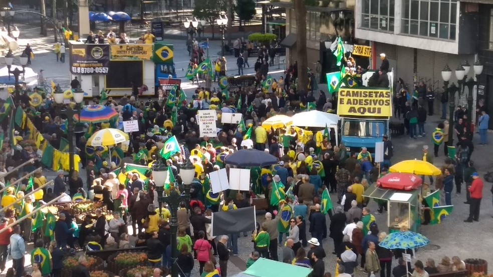 Curitiba (PR), 15h: Os manifestantes se concentram na Boca Maldita, no Centro de Curitiba, desde as 15h deste domingo (25) — Foto: Marcelo Rocha/RPC