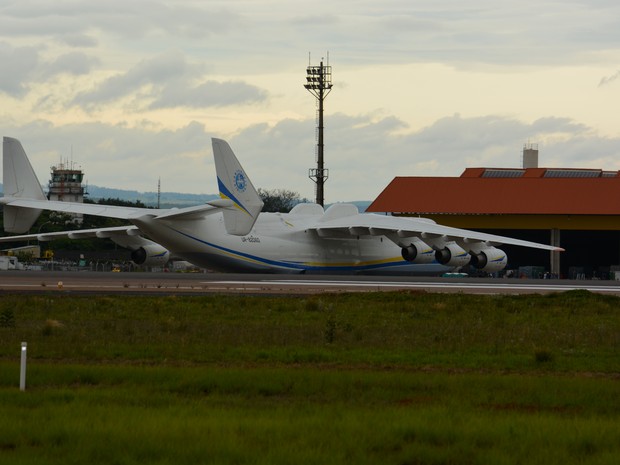 Antonov chegando no hangar (Foto: Roberta Steganha/ G1)