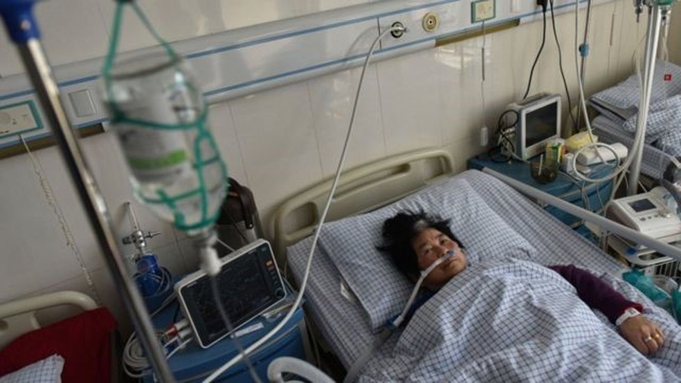 Paciente com covid em hospital na cidade de Fuyang — Foto: GETTY IMAGES