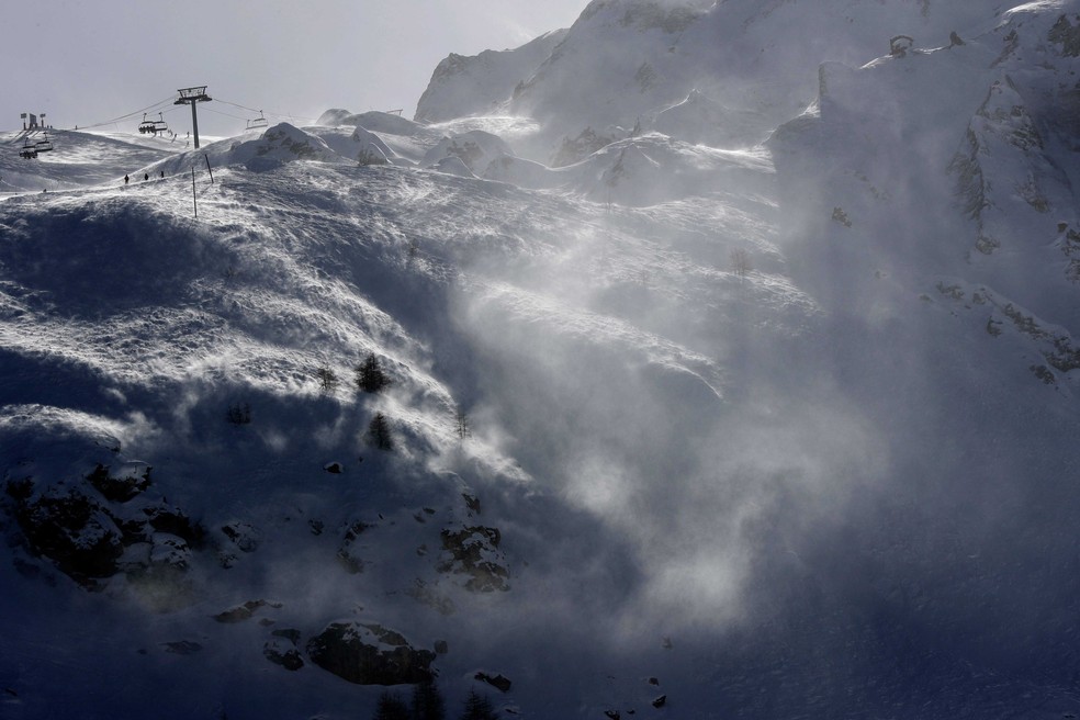 Foto de arquivo mostra estação de esqui de Tignes, nos Alpes Franceses. Avalanche soterrou esquiadores nesta terça-feira (7) (Foto: Luca Bruno/ AP)