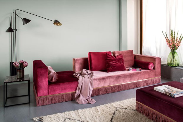 Décor do dia: sala de estar com sofá de veludo rosa em ton sur ton (Foto: Jens Bösenberg)