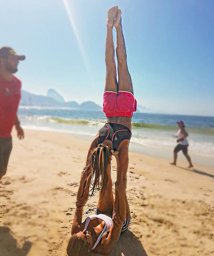 Bia e Branca Feres treinam na praia (Foto: Instagram/Reprodução)