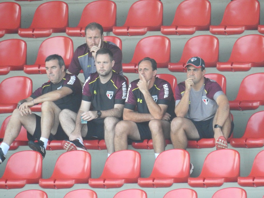 Técnico observa garotos de Cotia do São Paulo em jogo-treino com RB Brasil
