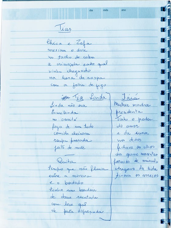 COSTURA DO TEMPO O “belo caderno” no qual Marcia Vinci passa a limpo seus poemas. Ela começou a compor versos ainda menina (Foto: Gabriel Rinaldi)