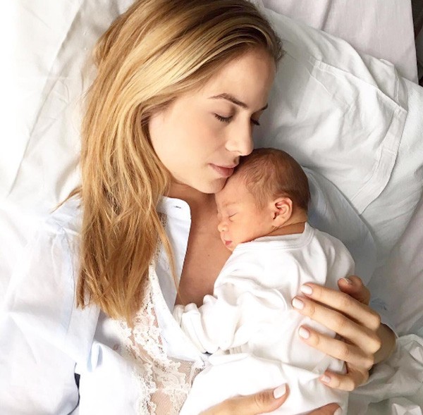 Luiza com a segunda filha recém-nascida, Sophia (Foto: Reprodução/Instagram)