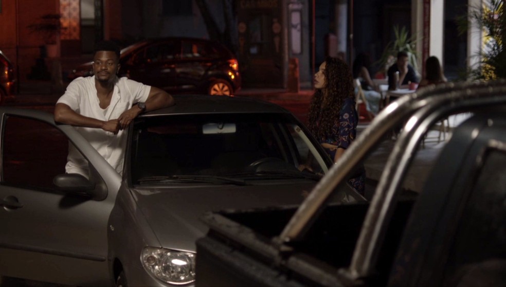 Ramon (David Junior) chega com Francisca (Gabriela Moreyra) e as crianças no carro dela — Foto: Globo