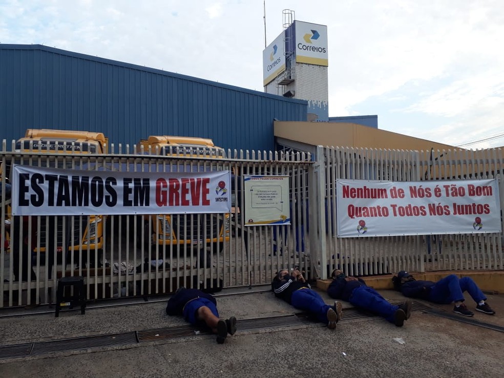 Funcionários dos Correios ocupam a frente de centro de triagem dos Correios na zona leste de Ribeirão Preto — Foto: Divulgação/ Sintect-RPO