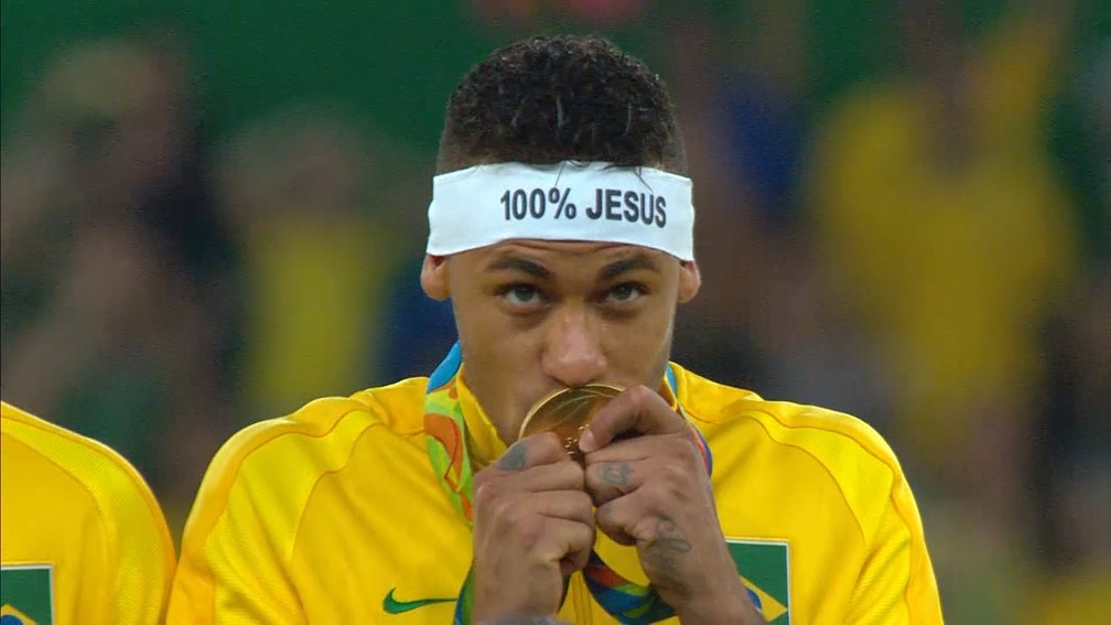Neymar Jr. beija medalha de ouro nas Olimpíadas do Rio, em 2016 — Foto: Reprodução