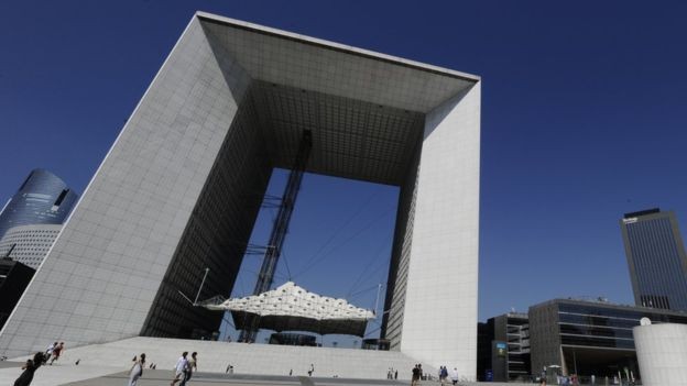 O Grande Arco de La Défense, em Paris, criado pelo arquiteto Johan Otto von Spreckleson, representa a ideia da quarta dimensão (Foto: Getty Images via BBC)