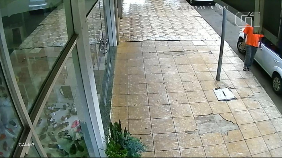 Homem foi flagrado contaminando maçanetas em Planalto — Foto: Reprodução