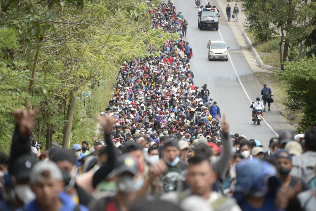 Milhares de migrantes hondurenhos passaram polícia e entraram na Guatemala na sexta-feira (5). — Foto: Johan Ordonez/AFP