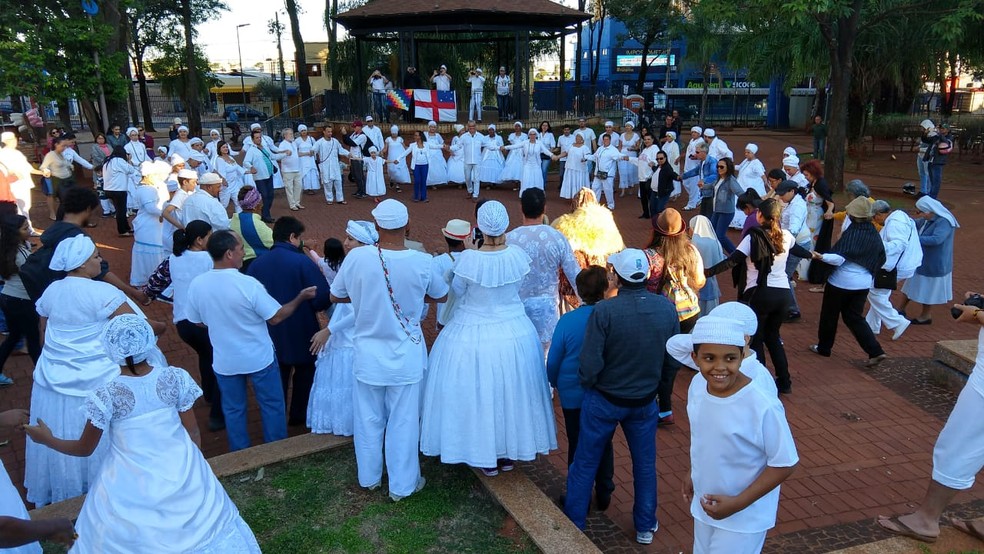 A união entre pessoas de crenças diferentes em Campo Grande, vestindo branco pela paz. (Foto: Alessandro Riquelme / Divulgação)