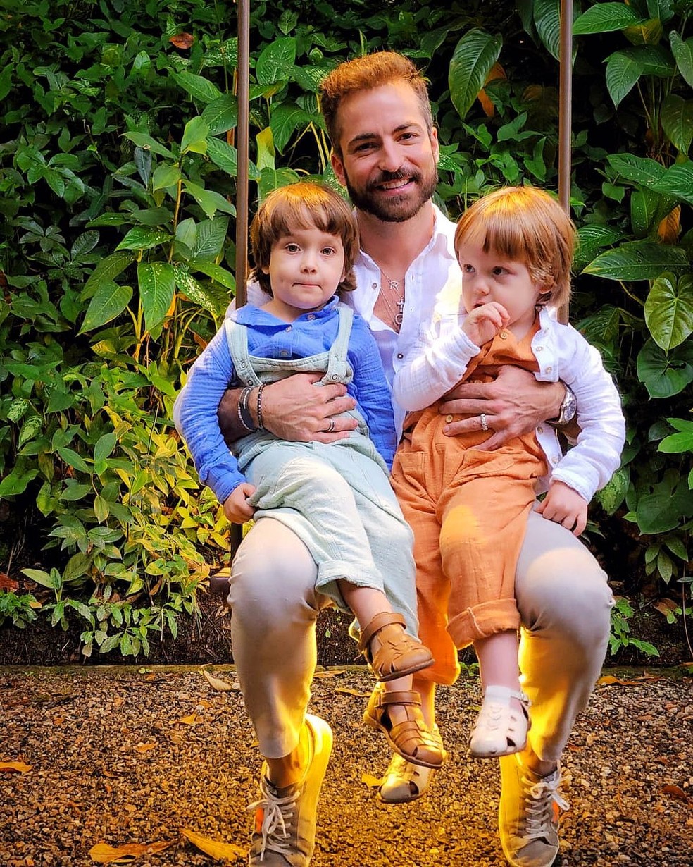 Thales Bretas com os filhos — Foto: Reprodução do Instagram