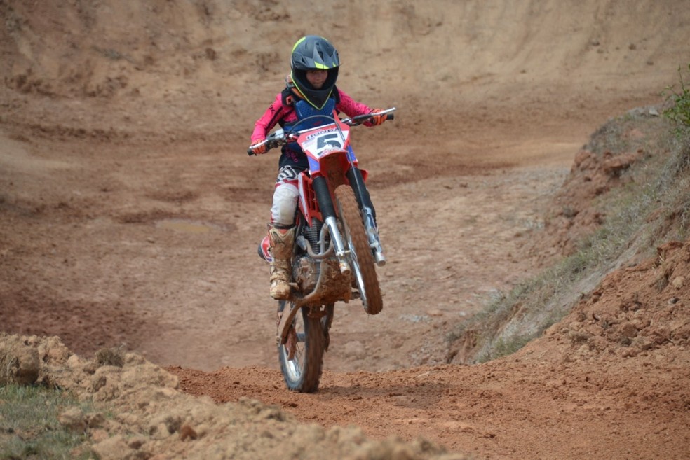 Emely Zanella fatura título do Campeonato Acreano de Motocross nesta temporada — Foto: Arquivo pessoal/Raimundo Freitas
