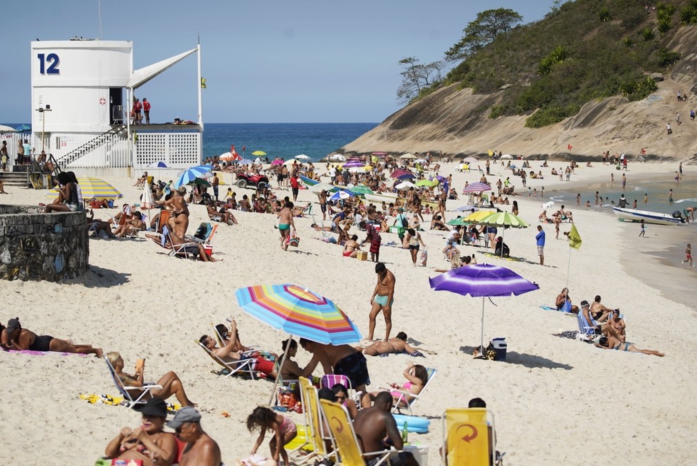 Apesar da permanência na areia estar proibida no Rio, banhistas montaram barracas e colocaram cadeiras na areia da Praia do Pontal, na Zona Oeste, nesta sexta-feira (7) — Foto: Marcos Serra Lima/G1