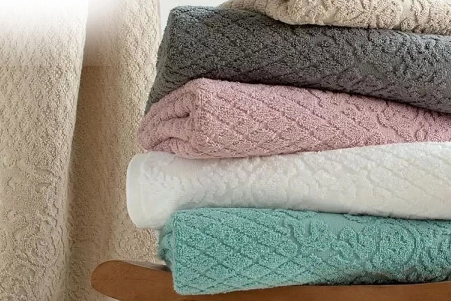 Primeiramente, não decida apenas pela aparência. A toalha ideal é aquela que cobre e seca bem.