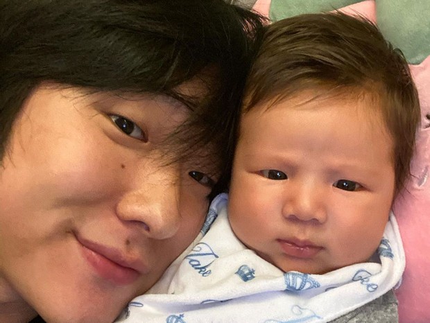 Pyong Lee e o filho, Jake (Foto: Reprodução/Instagram)