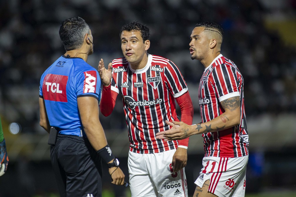 São-paulinos reclamam de gol irregular, e Antônio Carlos diz: 'Não