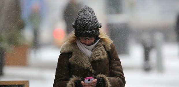Jovem digita em smartphone (Foto: Getty Images)