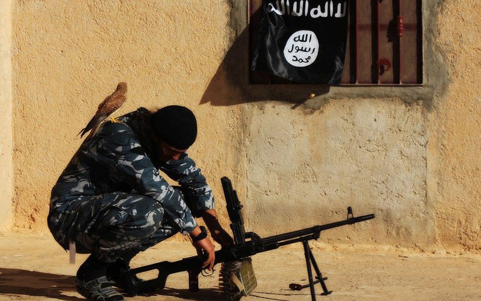 Políticos e veículos de comunicação se dividem sobre como se referir ao grupo conhecido como Estado Islâmico (Foto: BBC/Propaganda do EI)