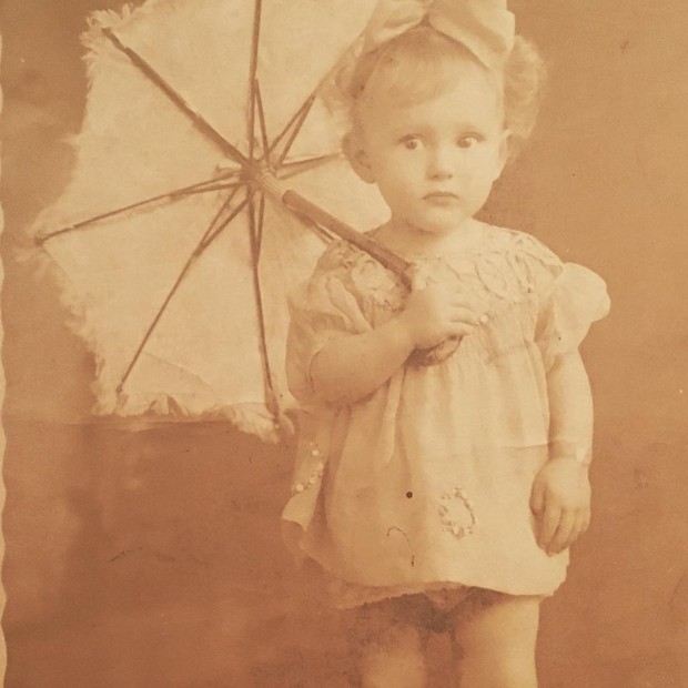 Nicette Bruno em foto da infância (Foto: Reprodução/Instagram)