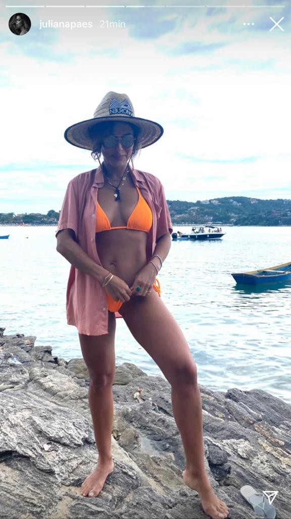 Juliana Paes posa na praia (Foto: Reprodução/Instagram)