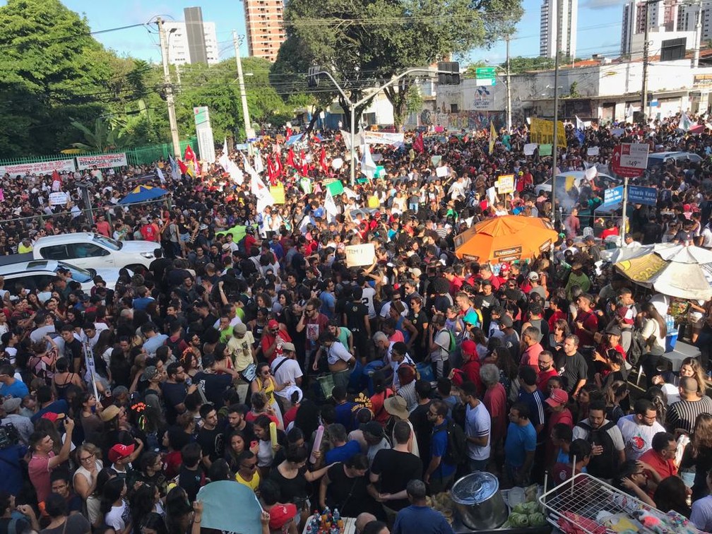 Natal tem protesto contra bloqueios na educaÃ§Ã£o â€” Foto: Rafael Barbosa/G1