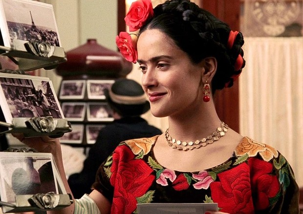 A atriz como Frida Kahlo no filme em homenagem à artista  (Foto: Divulgação)