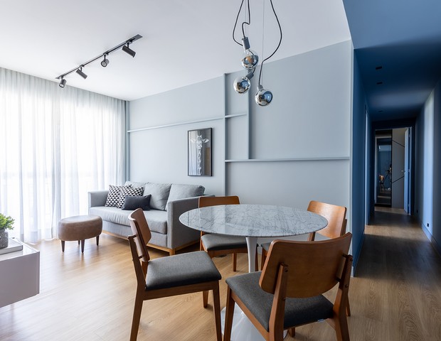 Após reforma, apartamento de 66 m² ganha décor em tons de azul e cinza (Foto: Filippe Araújo )