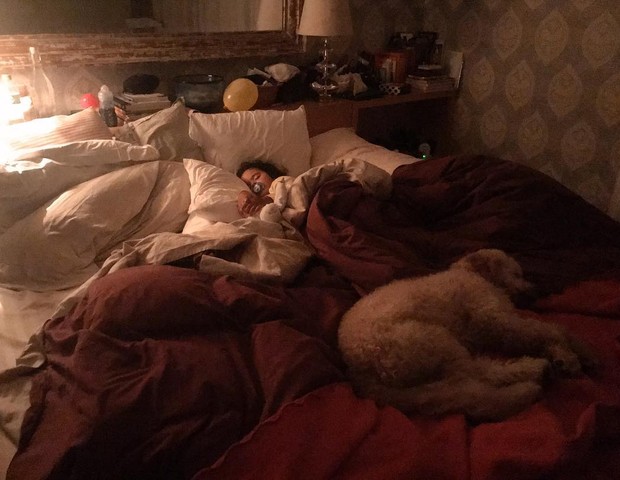 A filha caçula da atriz, Isabel, 3, dormindo na cama da mãe (Foto: Reprodução Instagram)