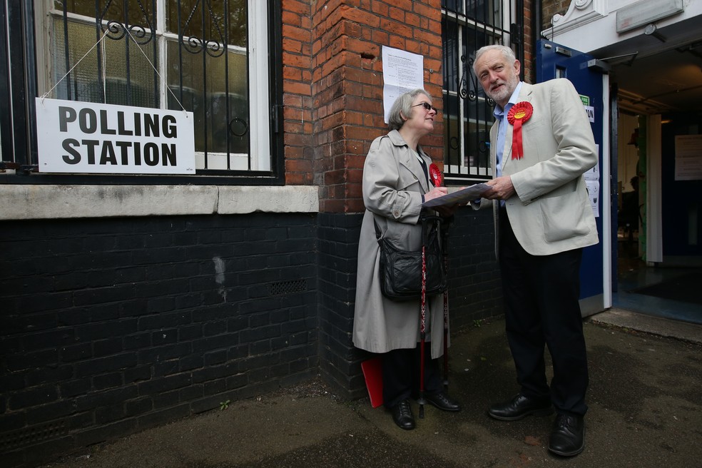 O líder trabalhista, Jeremy Corbyn, fala com ativista em posto de votação para as eleições municipais em Londres na última quinta-feira (3/5) (Foto: Daniel Leal-Olivas/ AFP)