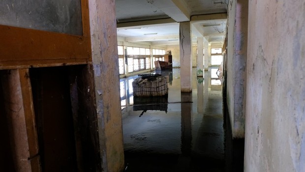 Prédio fica completamente alagado após enchente (Foto: BBC)