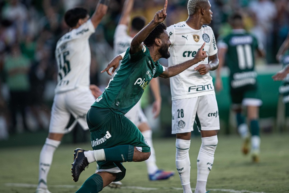 Caio Vinícius comemora com a camisa do Goiás  — Foto: Heber Gomes/AGIF