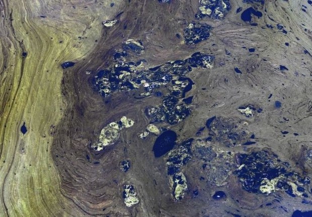 Derramamentos de óleo e presença de algas estão afetando seriamente lago mais importante da Venezuela (Foto: Getty Images via BBC)
