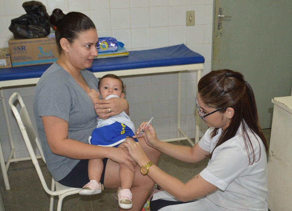 Crianças recebem vacina contra a gripe em Teresina (Foto: Divulgação/Fundação Municipal de Saúde)