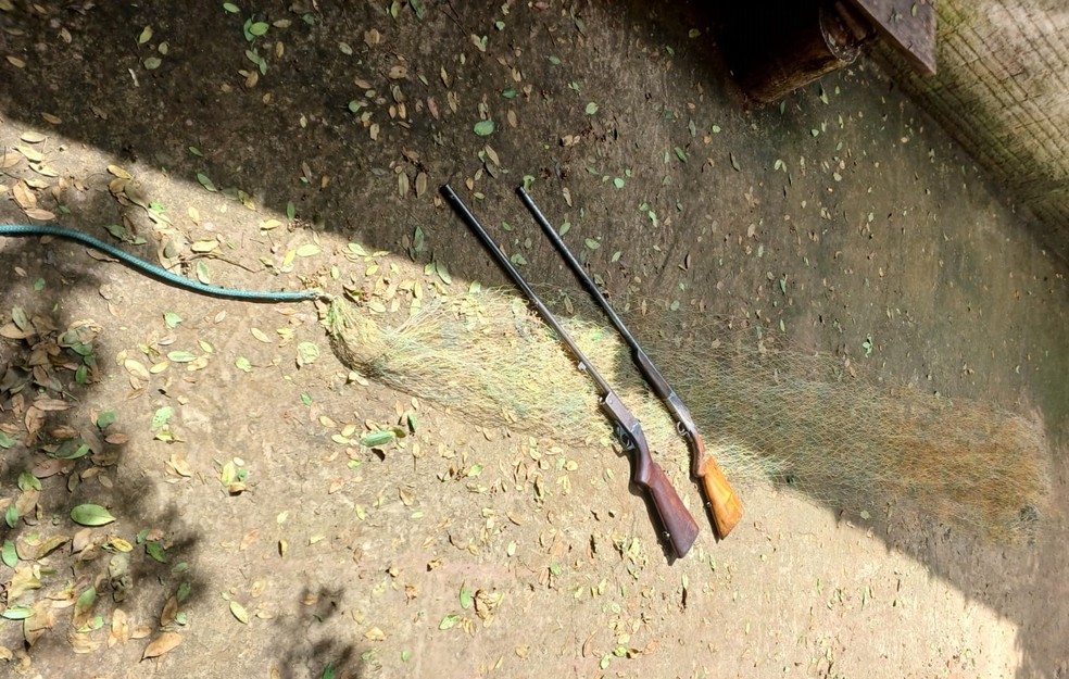 Dois homens foram presos por pesca ilegal e por estarem com duas espingardas em Porto Ferreira — Foto: Polícia Ambiental/Divulgação