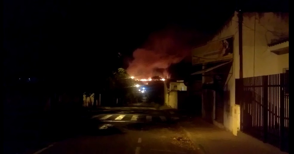 Queimada atinge &aacute;rea de pastagem em Catanduva (SP) &mdash; Foto: Arquivo Pessoal