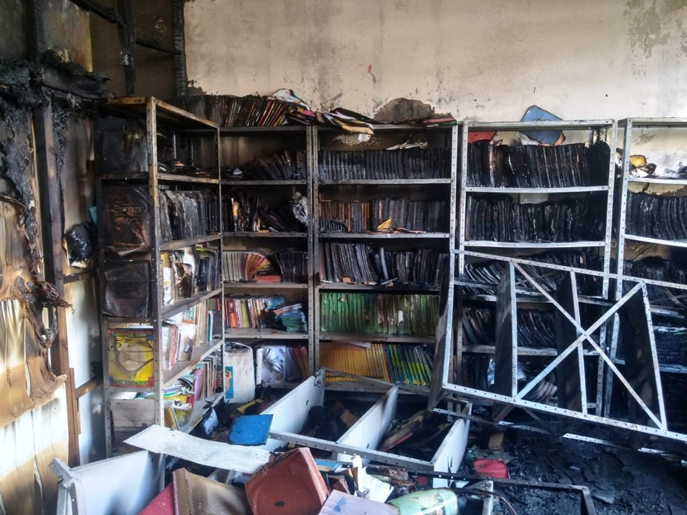 Incendio Destroi Biblioteca De Escola Municipal Em Colombo Parana G1