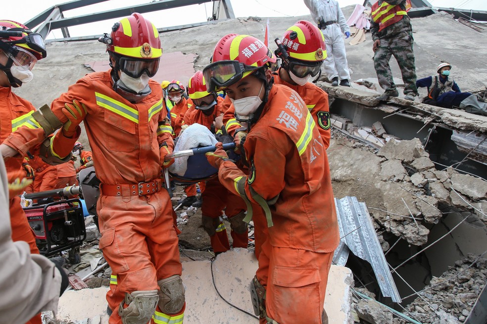 Equipes de resgate trabalham nos escombros em hotel que desabou na China em março do ano passado — Foto: AFP