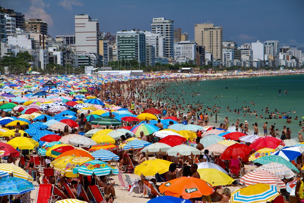 Cariocas e turistas lotam praias no último domingo do ano | Rio de ...