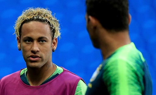 Neymar atraindo olhares e julgamentos na estreia da Copa da Rússia 