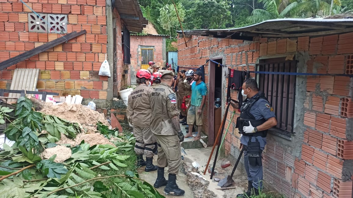 Criança é soterrada após deslizamento de terra na Zona Norte de Manaus