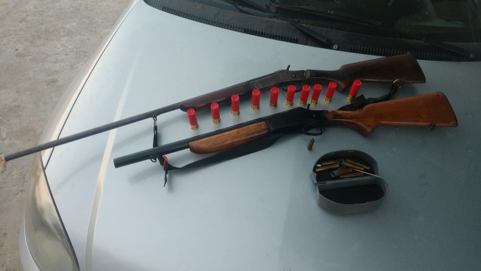 Polícia encontrou duas espingardas e munições durante operação em Macaíba, RN, nesta quarta-feira (4) — Foto: Sérgio Henrique Santos/Inter TV Cabugi