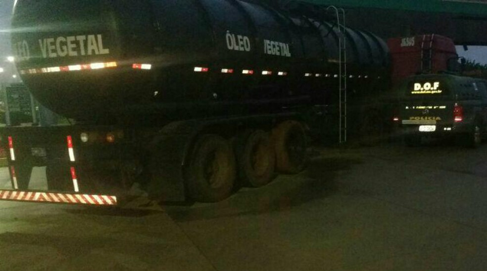 Caminhão tanque para o transporte de óleo vegetal foi apreendido pelo DOF em Amambai (MS) na madrugada deste domingo (26), com 1.002 quilos de maconha (Foto: DOF/Divulgação)