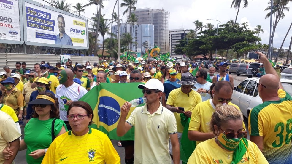 Em Maceió, manifestantes se reuniram na avenida da orla — Foto: Josualdo Moura/TV Gazeta