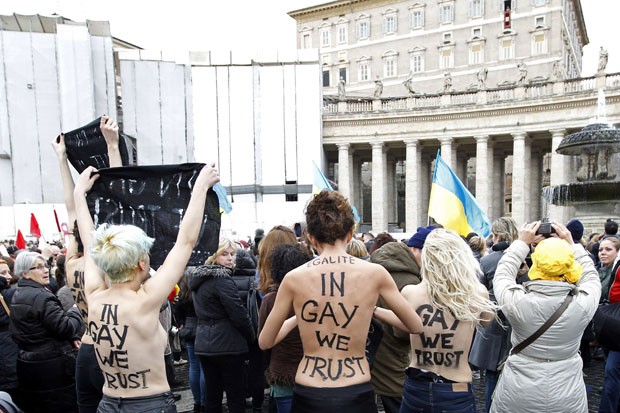 Ativistas do grupo feminista Femen protestaram durante oração do Papa Bento 16 (Foto: Giampiero Sposito/Reuters)
